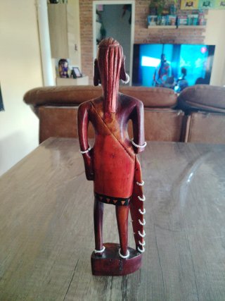Figura guerrero africano madera