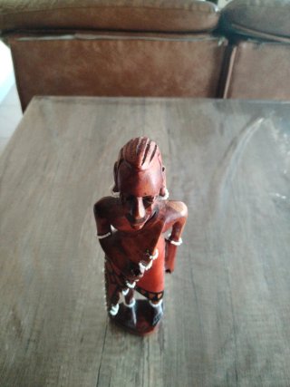Figura guerrero africano madera