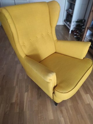 Sillón orejero amarillo tela strandmond