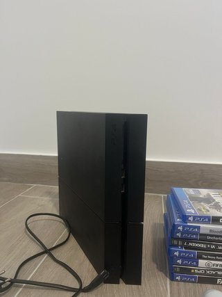 PS4 (PlayStation 4) con 2 controller e giochi