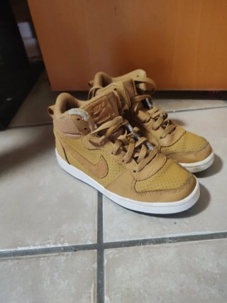 Stivali alti Nike marroni e bianchi