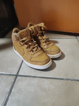 Stivali alti Nike marroni e bianchi