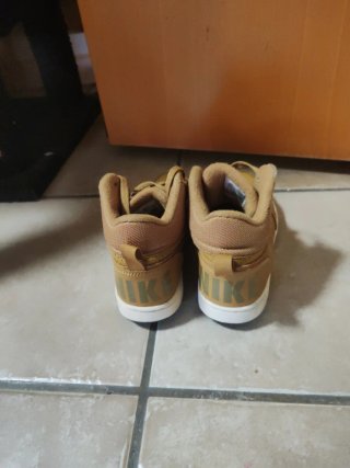 Stivali alti Nike marroni e bianchi