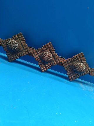 Perchero de madera tallada