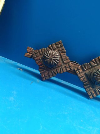 Perchero de madera tallada