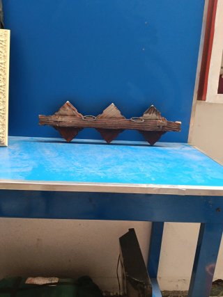 Perchero de madera tallada