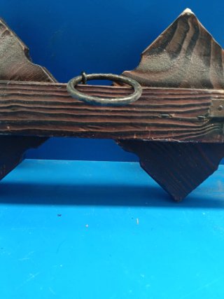 Perchero de madera tallada