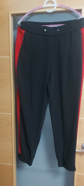 Pantalón fino negro con raya roja