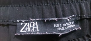 Pantalón fino negro con raya roja