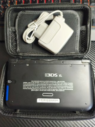 Nintendo 3DS XL Nero + Caricatore + Custodia