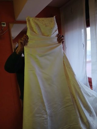 Vestido de novia con cola de 1m