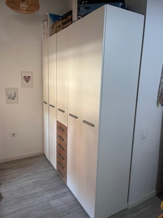 Armario blanco y madera