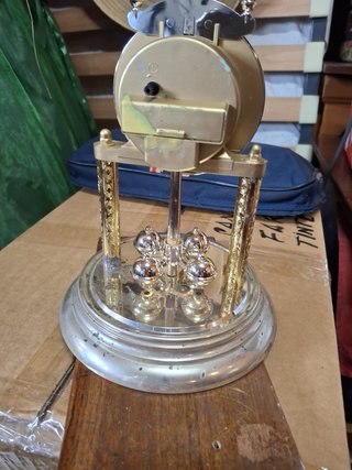 Reloj de sobremesa con péndulo giratorio