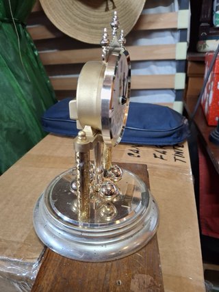 Reloj de sobremesa con péndulo giratorio