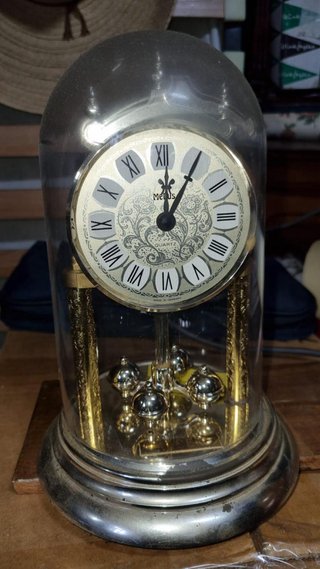 Reloj de sobremesa con péndulo giratorio