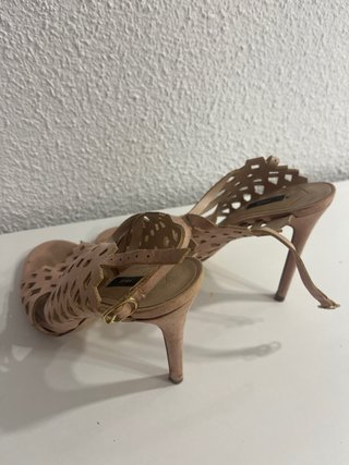 Sandalias de tacón beige y rosa