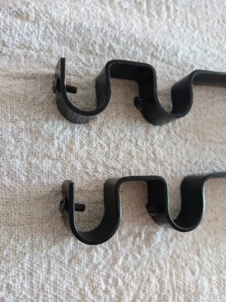 Dos ganchos para cortinas dobles