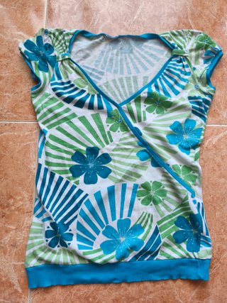 Camiseta floral azul y verde