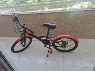 Bicicleta infantil naranja y negra