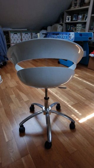 Silla de oficina moderna plateada