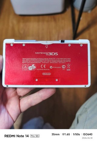 Nintendo 3DS rossa con caricatore, stilo e 4gb