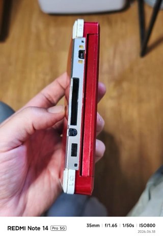 Nintendo 3DS rossa con caricatore, stilo e 4gb