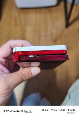 Nintendo 3DS rossa con caricatore, stilo e 4gb