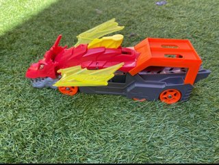 Coche Hot Wheels Dragón Rojo