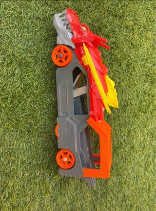 Coche Hot Wheels Dragón Rojo