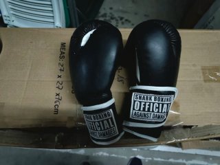 Guantes de boxeo negros y blancos