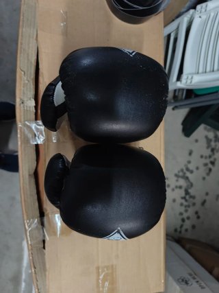 Guantes de boxeo negros y blancos