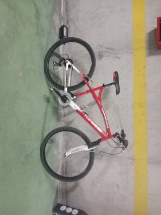 Bicicleta de montaña roja