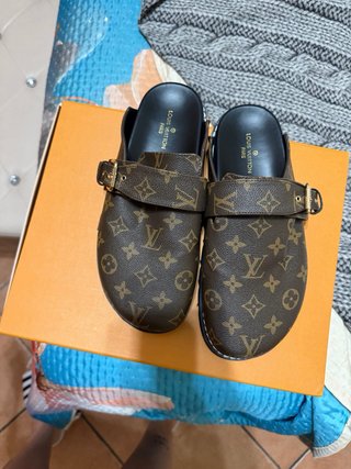 Ciabatte Louis Vuitton Marroni con Dettagli Oro
