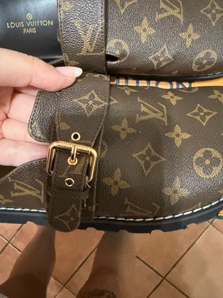 Ciabatte Louis Vuitton Marroni con Dettagli Oro