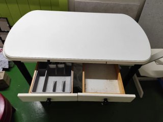 Mesa extensible blanca y negra
