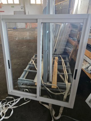 Ventana corredera blanca de aluminio