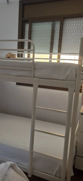 Litera Ikea Metálica Blanca con colchones.
