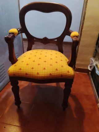 Silla de madera con asiento de rayas