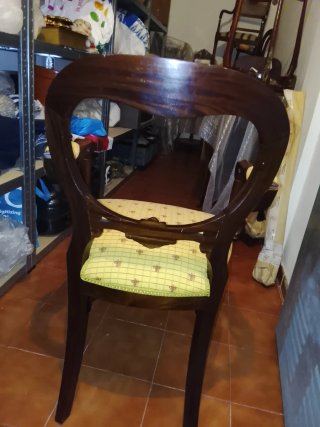 Silla de madera con asiento de rayas