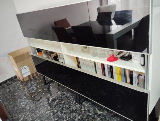 Aparador moderno de madera, cristal y metal