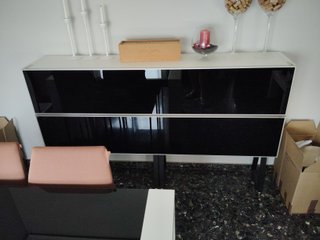 Aparador moderno de madera, cristal y metal