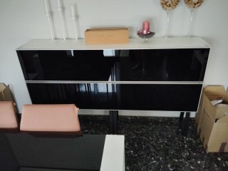Aparador moderno de madera, cristal y metal