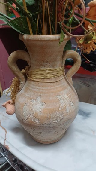 Jarrón de cerámica con flores artificiales