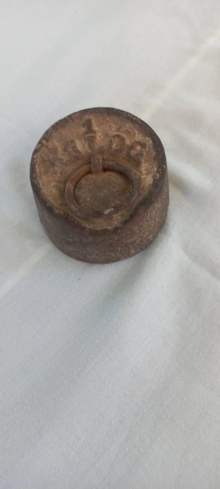 Pesa antigua de 1 kg con asa