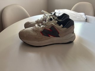 Zapatillas New Balance Beige y Rojo