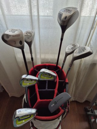 Set de palos de golf Callaway, TaylorMade, Titleis