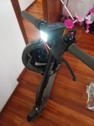 Patinete Eléctrico Negro con Casco