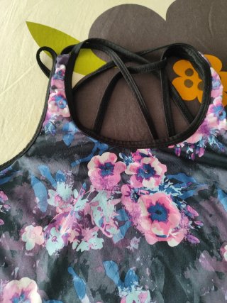 Conjunto deportivo floral rosa y morado