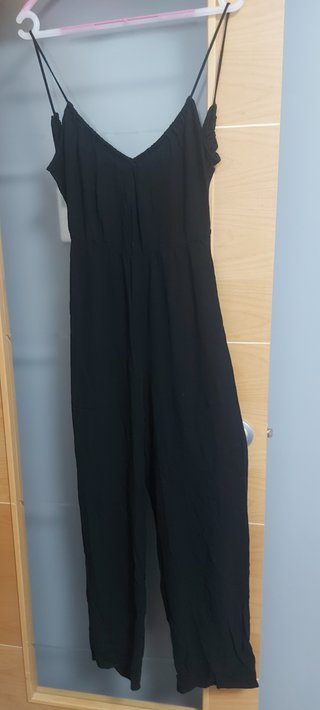 Mono negro espalda aire y escote