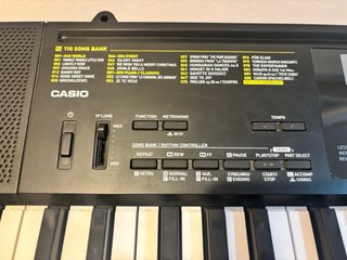 Piano Eléctrico Casio CTK-2400 con soporte